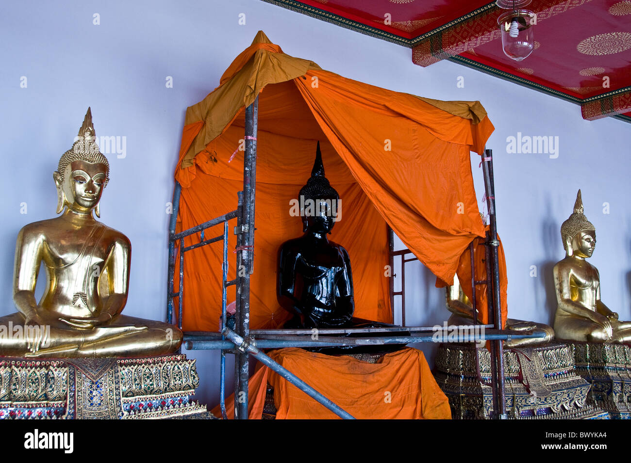 Eine Buddha-Statue, die für die Anwendung von Blattgold in Bangkok in Thailand in Südostasien vorbereitet wird. Stockfoto
