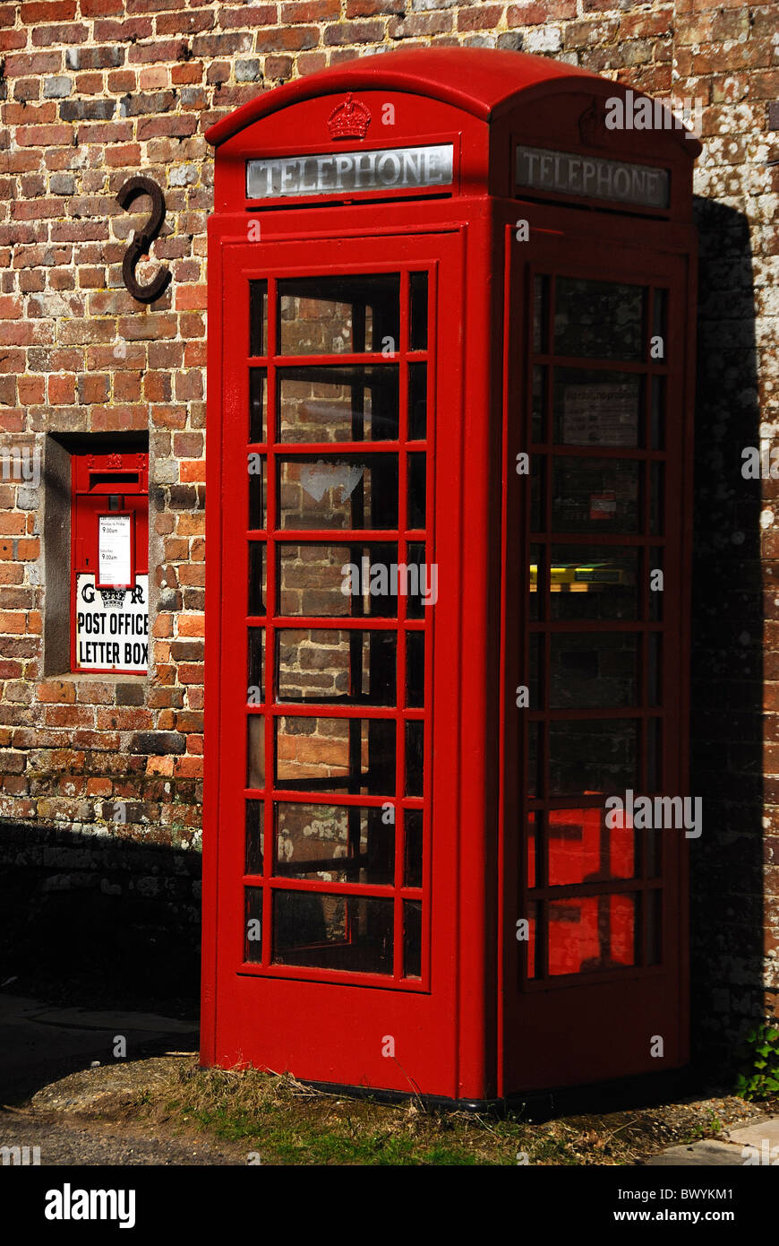 Rote Telefonzelle in Moreton, Dorset, UK April 2010 Stockfoto