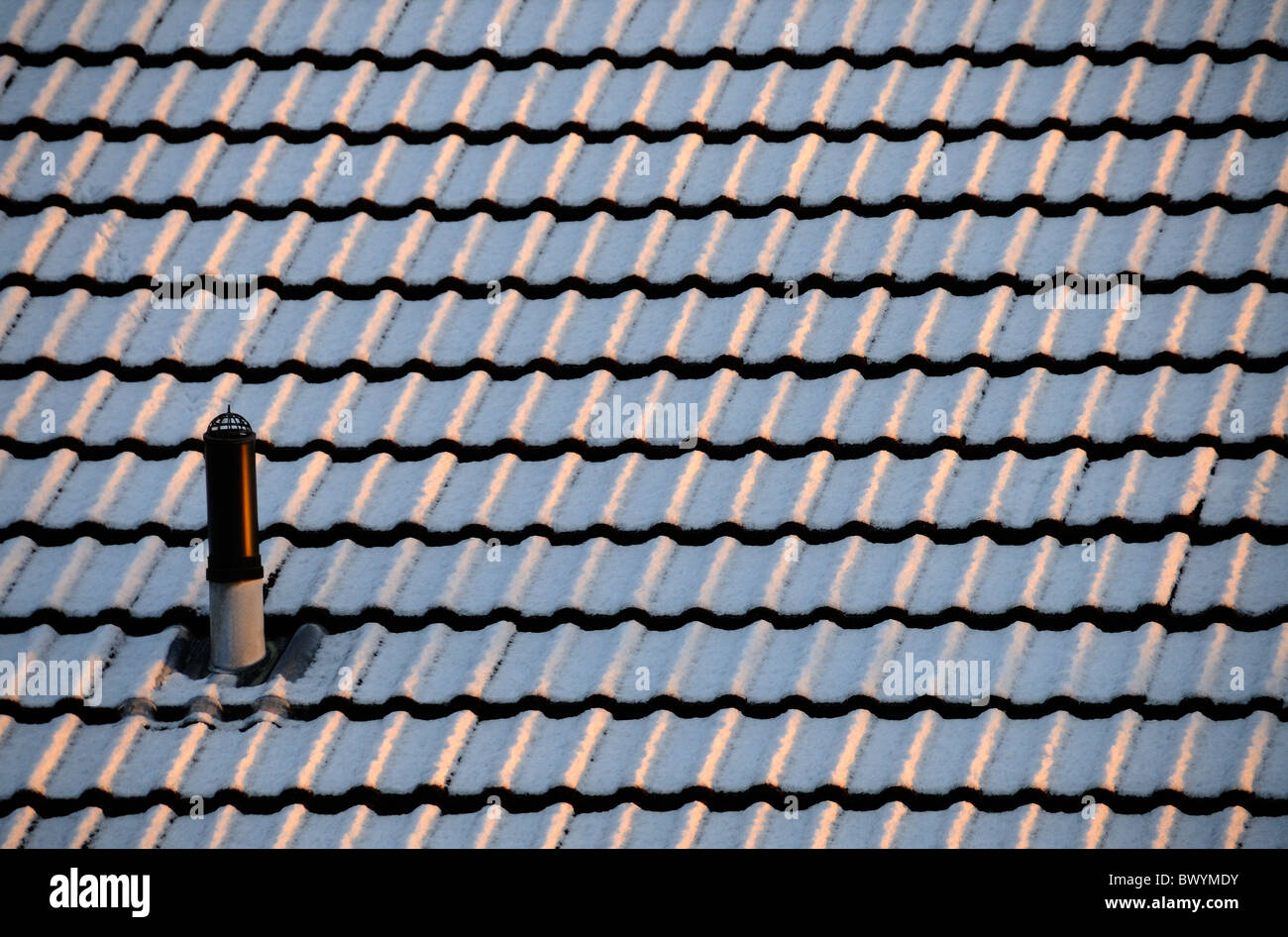 Schnee auf Hausdach Stockfoto