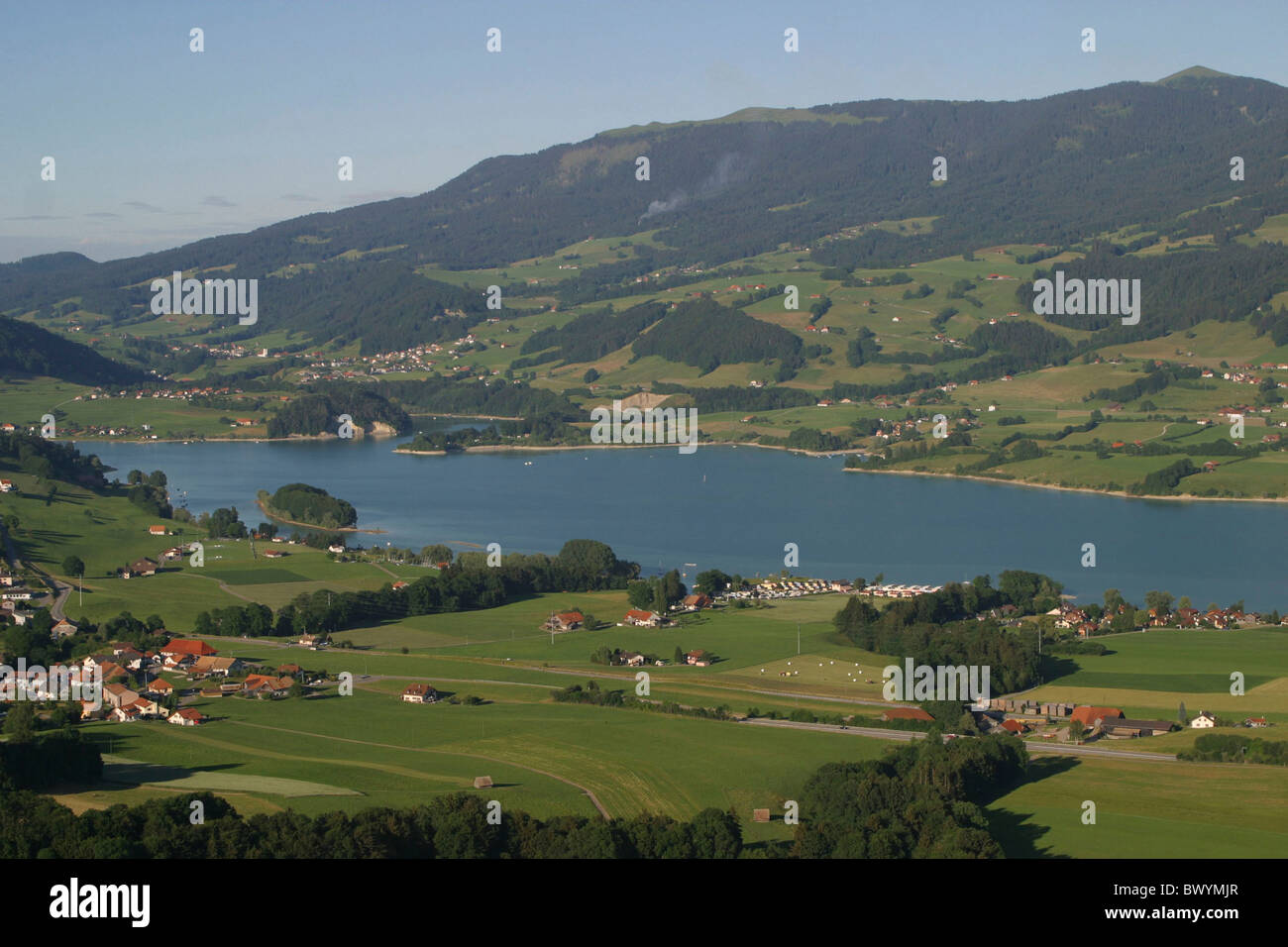 Berge Kanton Freiburg Lac De La Gruyère Landschaft Luftbild Schweiz Europa See sea Stockfoto
