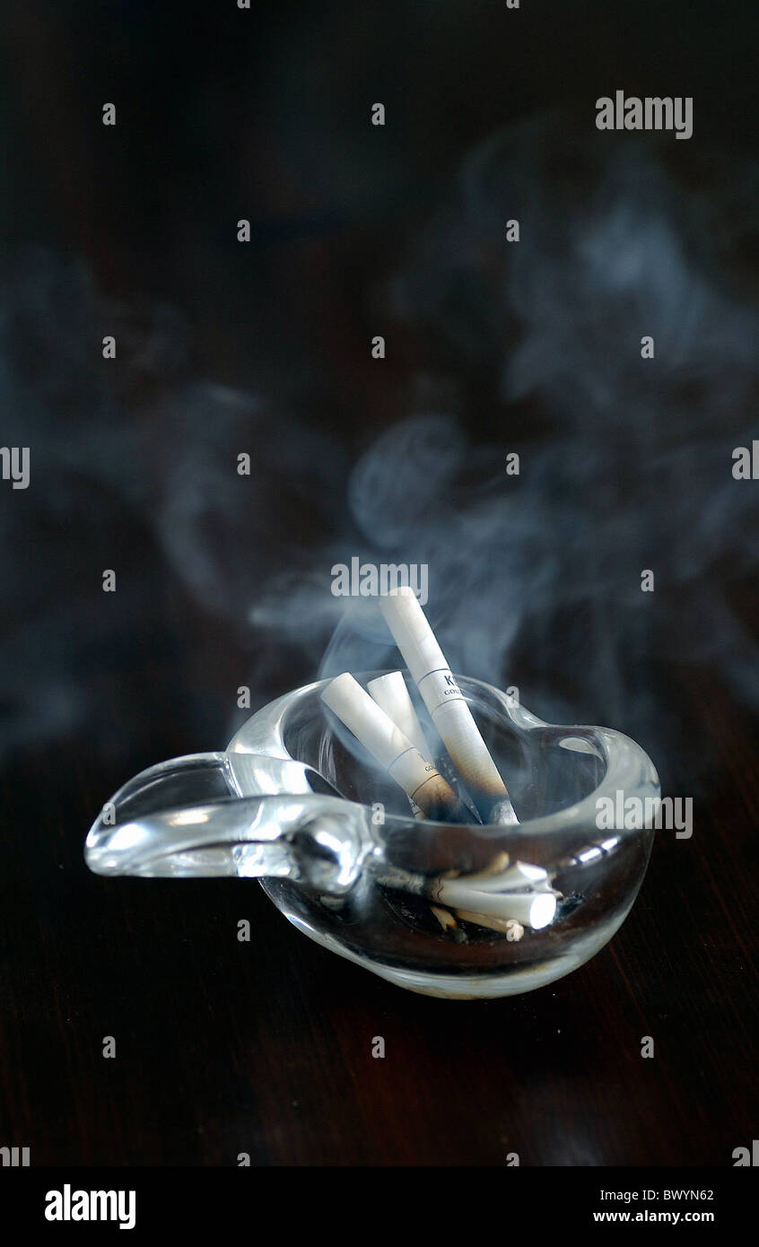 Aschenbecher, brennenden Zigaretten Gesundheit schädigenden