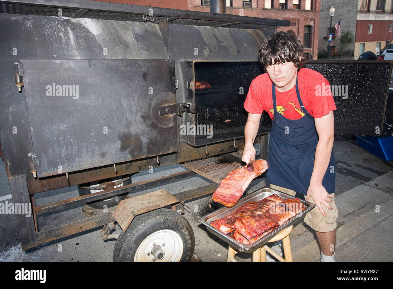 Mann-Grills Schweinefleisch Rippen auf Straße außen Restaurant in Wallace, eine schrullige kleine Stadt im Norden von Idaho, USA. Stockfoto