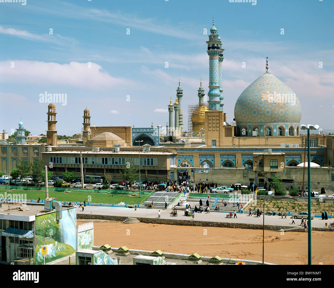 Astane Sanctuarium Fluss Ghom Iran-Nahost Menschen Masjed-e Jame Moschee Wasser braun Stockfoto