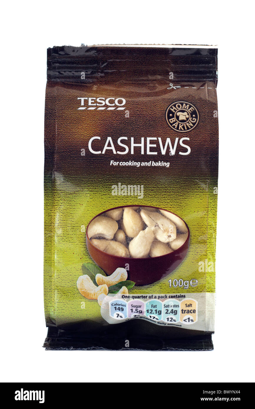 100 Gramm Beutel von Tesco-Cashew-Nüssen Stockfoto