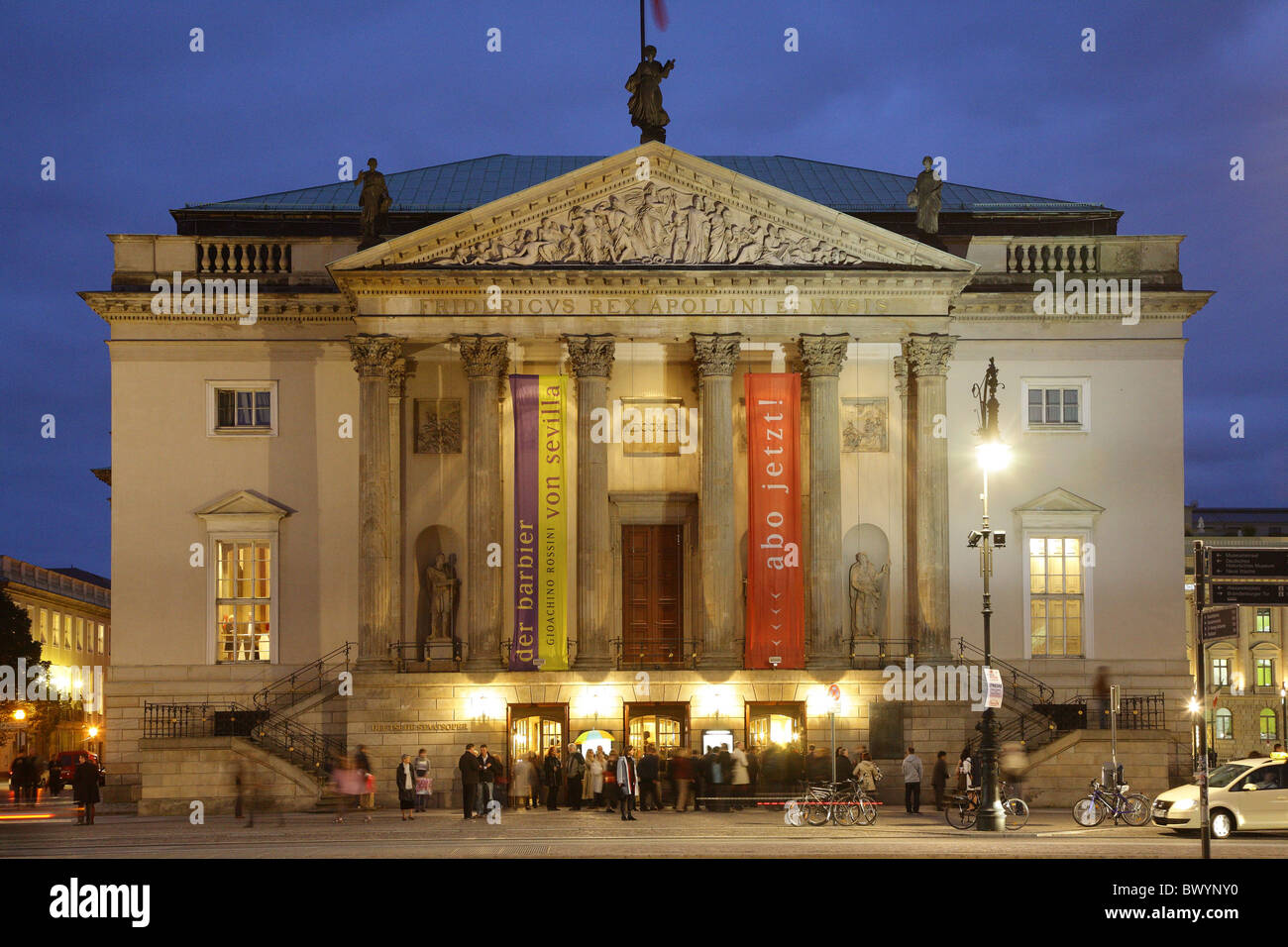 Besucher vor der Staatsoper Berlin, Berlin, Deutschland Stockfoto