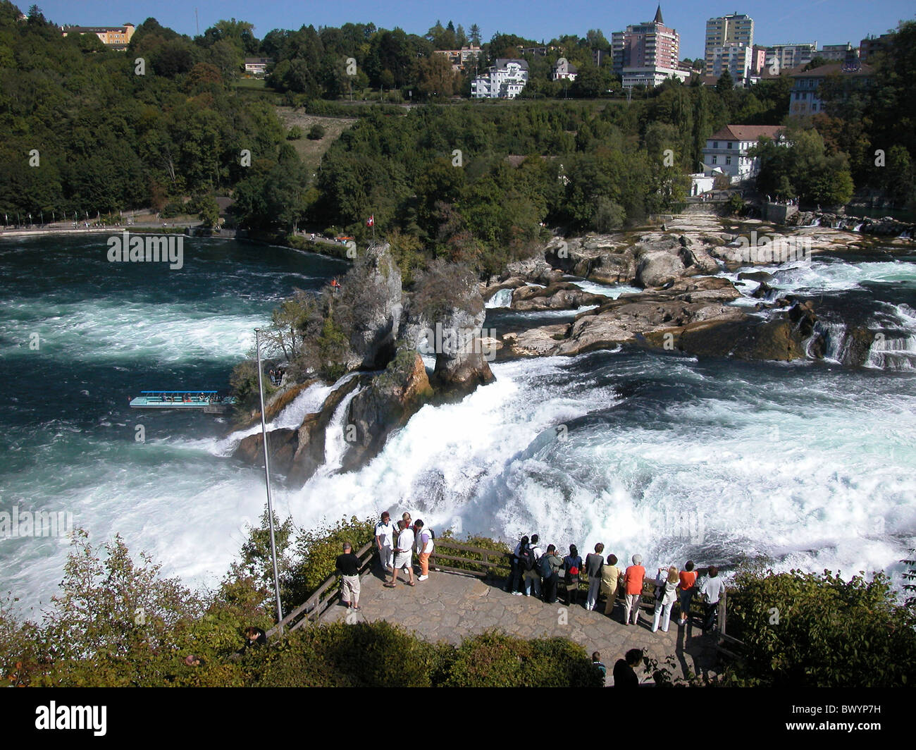 Leute Übersicht Menschen Person Fluss Rhein Rock Schweiz Europa Rheinfall Wasserfall Europas Stockfoto