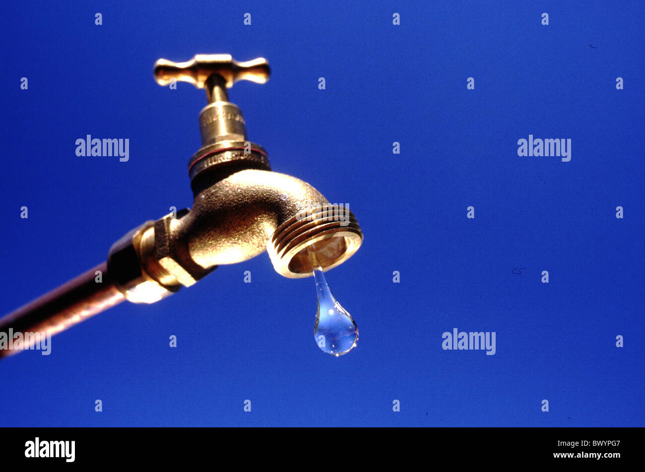 aquatische Mangel an Trinkwasser letzten Tropfen Tropfen Wasser Wasserhahn Symbol Wasser Stockfoto