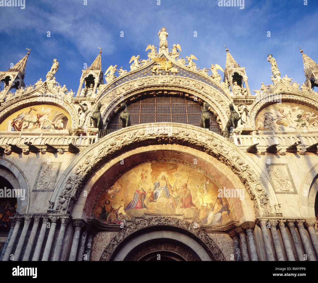 Übersicht Fassade Italien Europa Kirchengemälde Haupteingang Portal San Marco Basilika Venedig Stockfoto