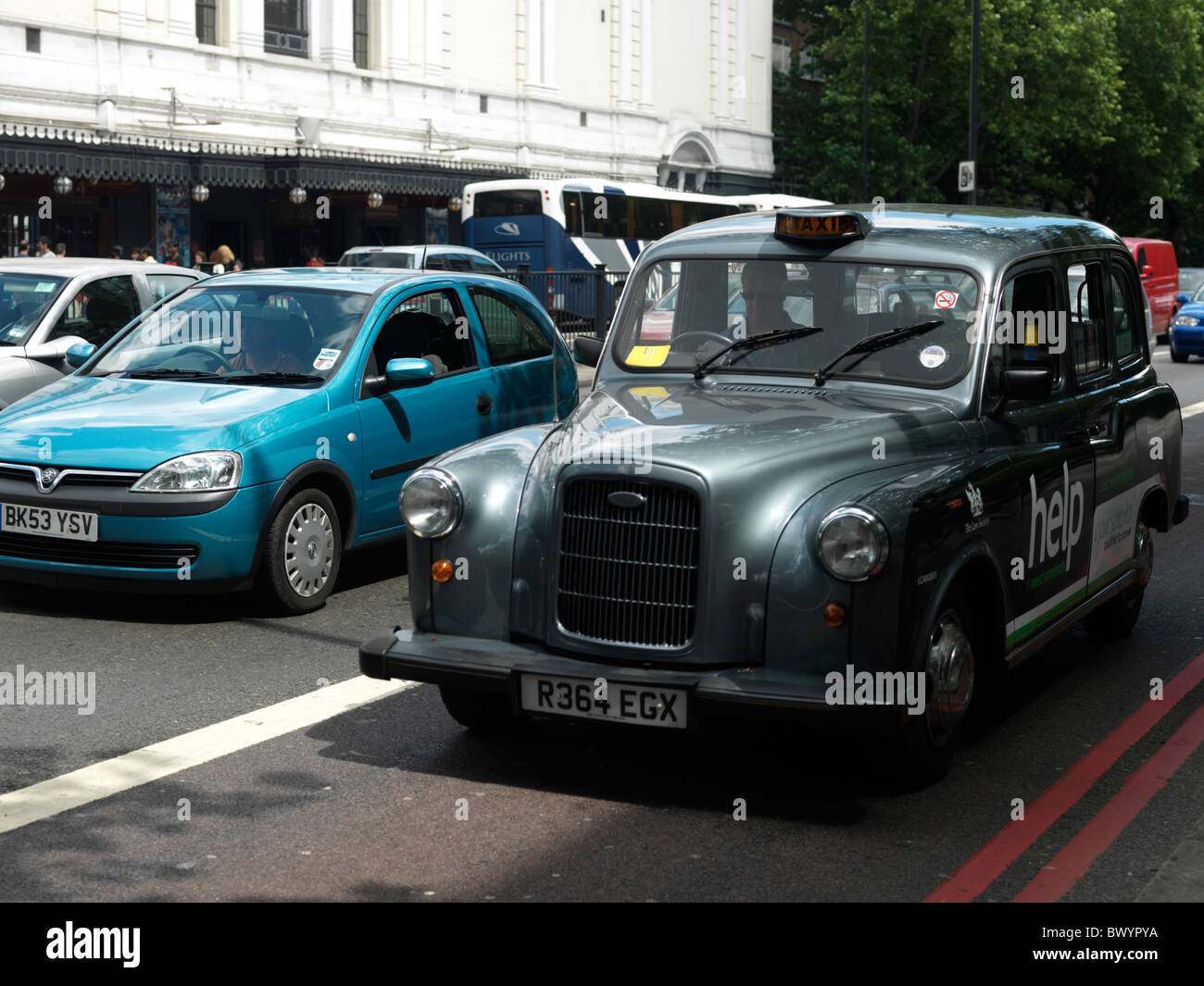 London England schwarzes Taxi warten im Stau Stockfoto