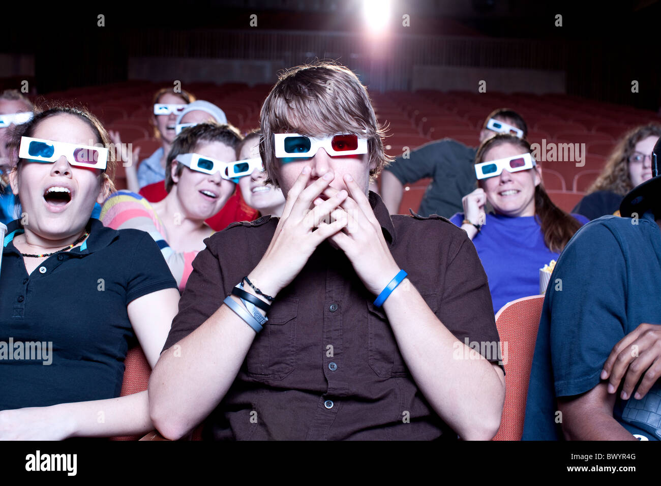 Freunde Film im Theater mit 3D Brille Stockfoto