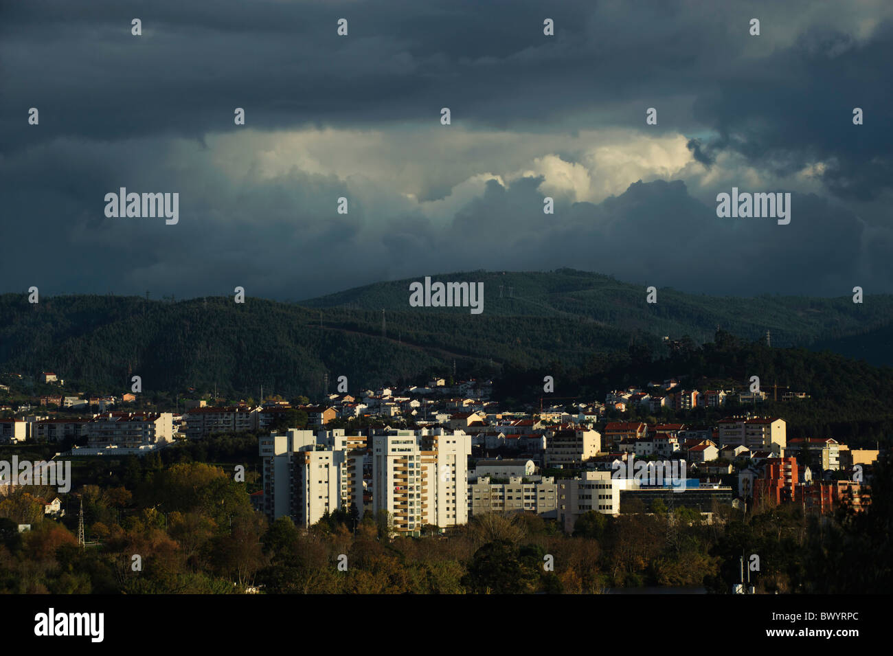 Strahlen von Licht durch eine bedrohlich aussehende stürmischen bewölkten Tag Stockfoto
