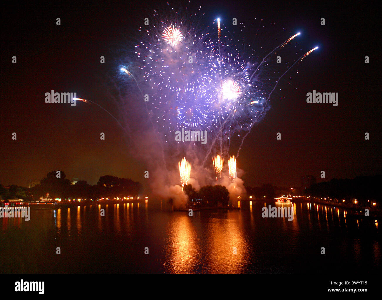 Feuer Werke Satz aus am Houhai See, Peking, China Stockfoto