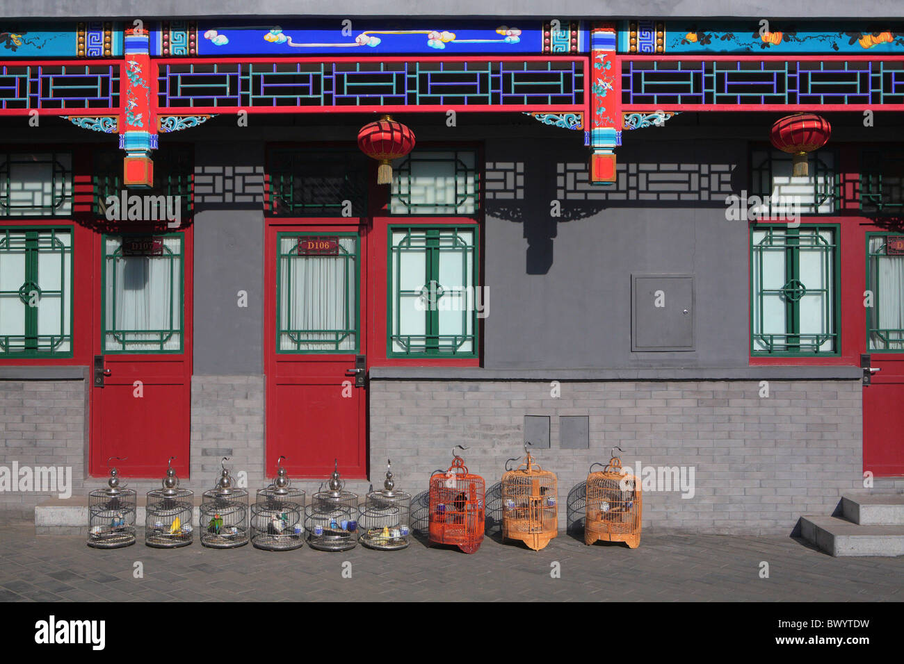 Vogelkäfige in einem typischen Hutong Innenhof Haus, Peking, China Stockfoto