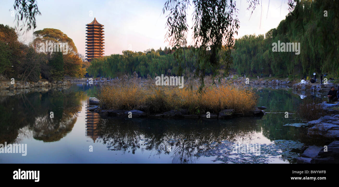 Weiming See bei Dämmerung, Peking University, Beijing, China Stockfoto