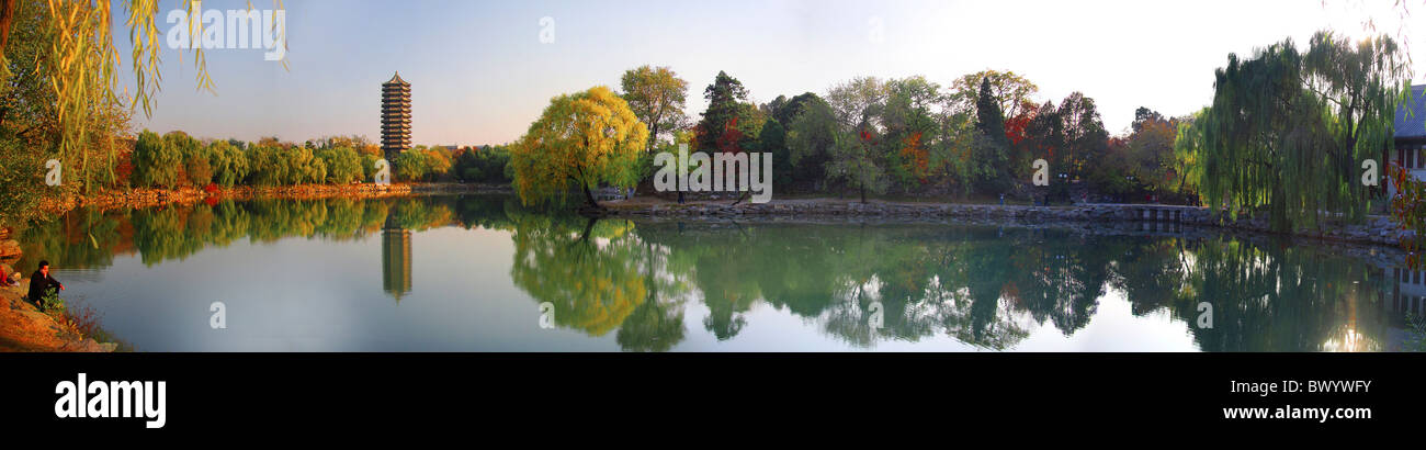 Weiming See bei Dämmerung, Peking University, Beijing, China Stockfoto