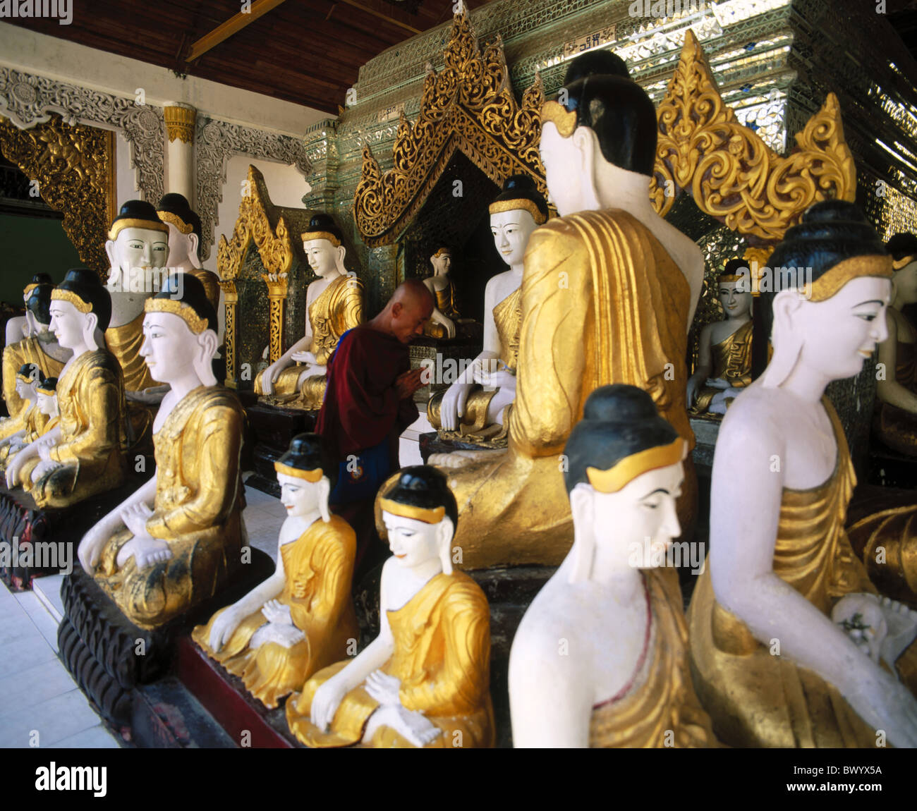 Architektur Asien Burma Asien Buddhismus Figuren golden innen Kultur Kunst Fertigkeit Mönche Myanmar Religion S Stockfoto