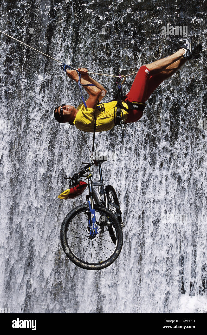 Biken, Klettern Climbing Extreme hängende Mann Fahrrad Seil Bergsport  Wasserfall überqueren Stockfotografie - Alamy