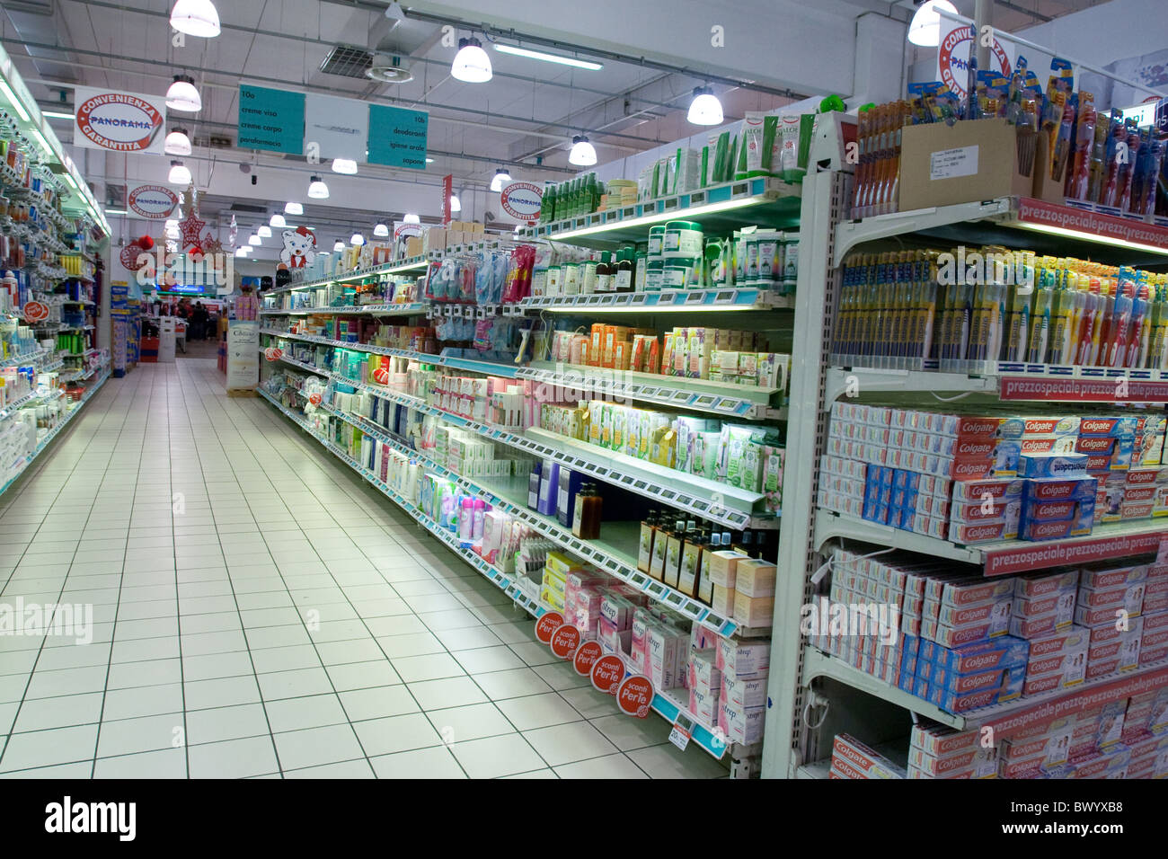 Store Supermarkt Unternehmens Dosen Lager Stapel große Gruppe Objekte innen interne indoor erhaltene farbige Stockfoto