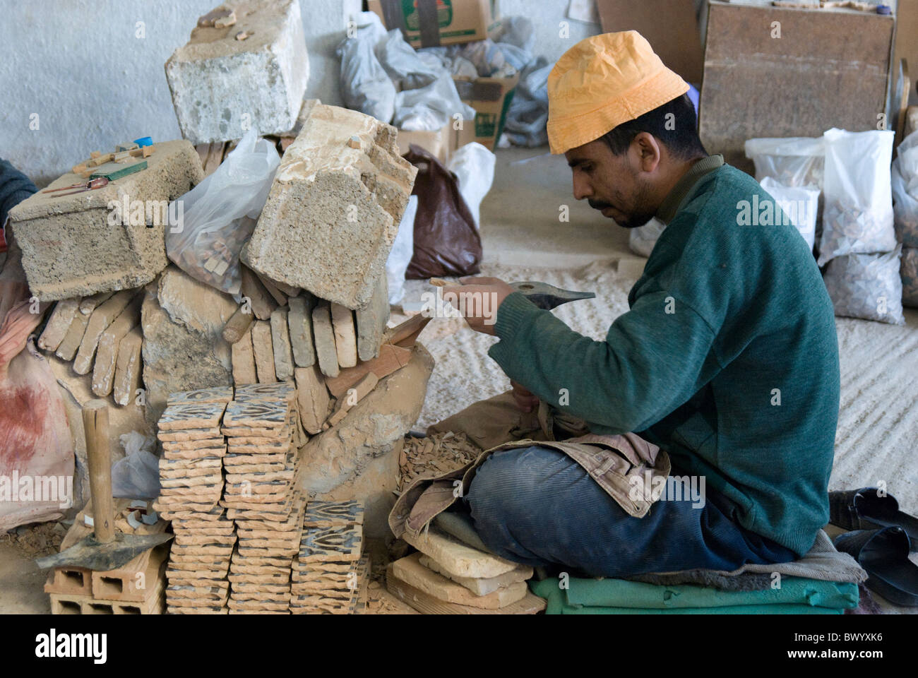 Keramik-Fabrik in Fez, Marokko. Arbeiter Stockfoto