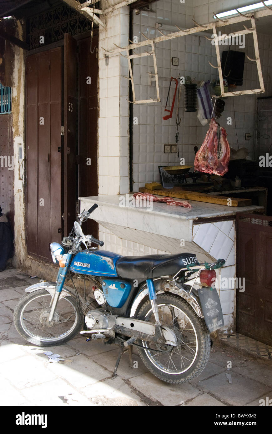 Medina (Altstadt) von Fez, Marokko. Motorrad auf dem Markt. Stockfoto
