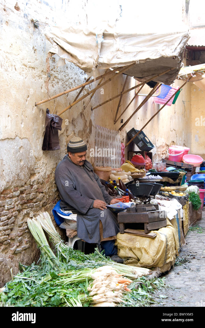 Medina (Altstadt) von Fez, Marokko. Pflanzliche Verkäufer. Stockfoto