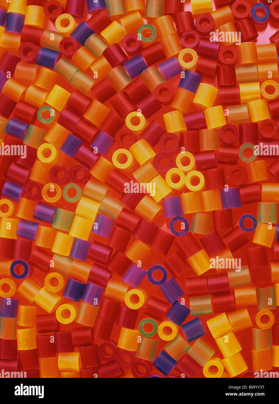 Hintergrundfarbe farbig Boden verschiedene Farben Schmuck Schmuck Muster Perlen Kunststoff-Spielzeug Stockfoto