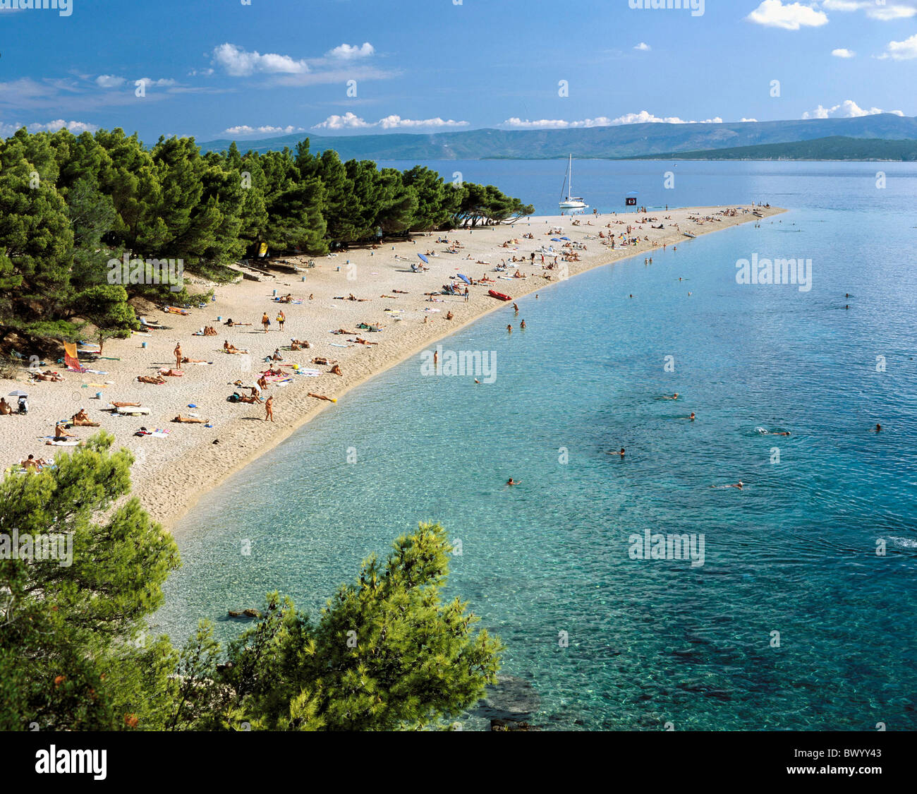 Badegäste Badestrand in der Nähe von Bol Dalmatien Urlaub Insel Insel Brac Kroatien Küste Meer Menschen Strand Muschel Stockfoto