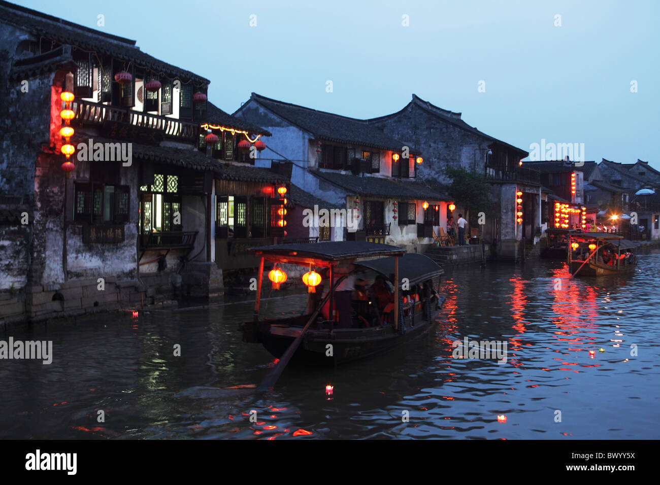 Traditionelle zweigeschossige Häuser entlang des Flusses in der Abenddämmerung, Xitang, Jiaxing, Zhejiang Province, China Stockfoto