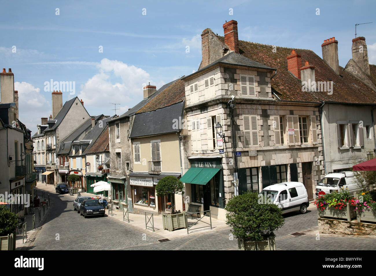 Straße der kleinen französischen Stadt von La Charité-Sur-Loire Stockfoto