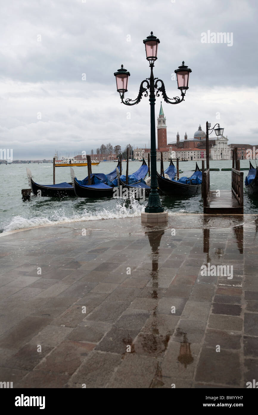 Ein Blick von der Riva Degli Schiavoni in Richtung San Giorgio Maggiore genau an der Stelle, wo der Rio-Palazzo Markusplatz Becken tritt Stockfoto