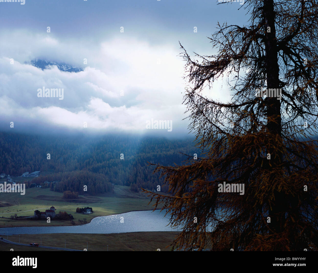 überdachte 10653424 es wird trübe Wolken Wetter Engadin Herbst Kanton Graubünden Graubünden Schweiz Europa Szener Stockfoto