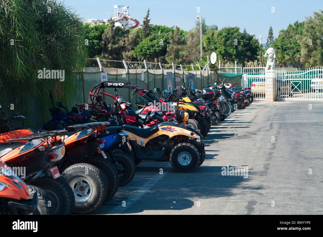 Quad-Bikes für Miete in Parkplatz in der Schlange stehen. Zypern Stockfoto