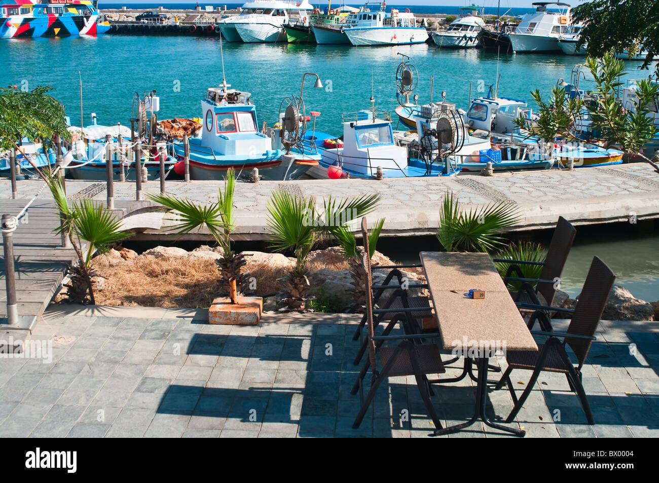 Aya Napa Böschung im Hafen mit Cafés und Orte zum Essen. Zypern Stockfoto