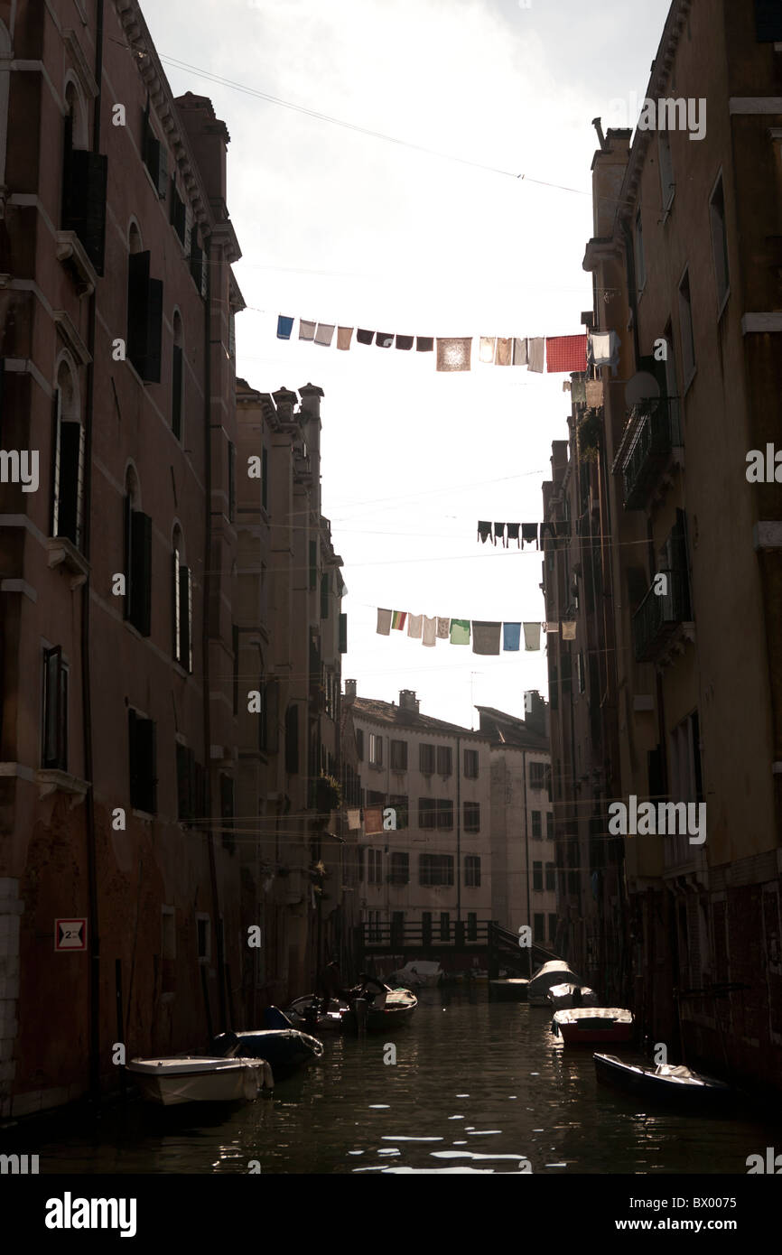 Auf die Sestiere Cannaregio stehen und blickte auf einen kleinen Kanal in Venedig. Stockfoto