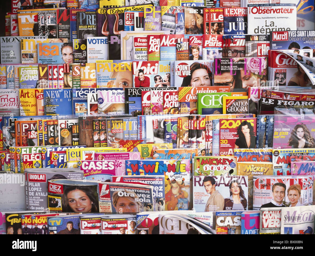 Bild-Füllung Konzept Kiosk drücken Saftpresse Schweiz Europa viele  Zeitschriftenständer Zeitung Box Magazin Stockfotografie - Alamy