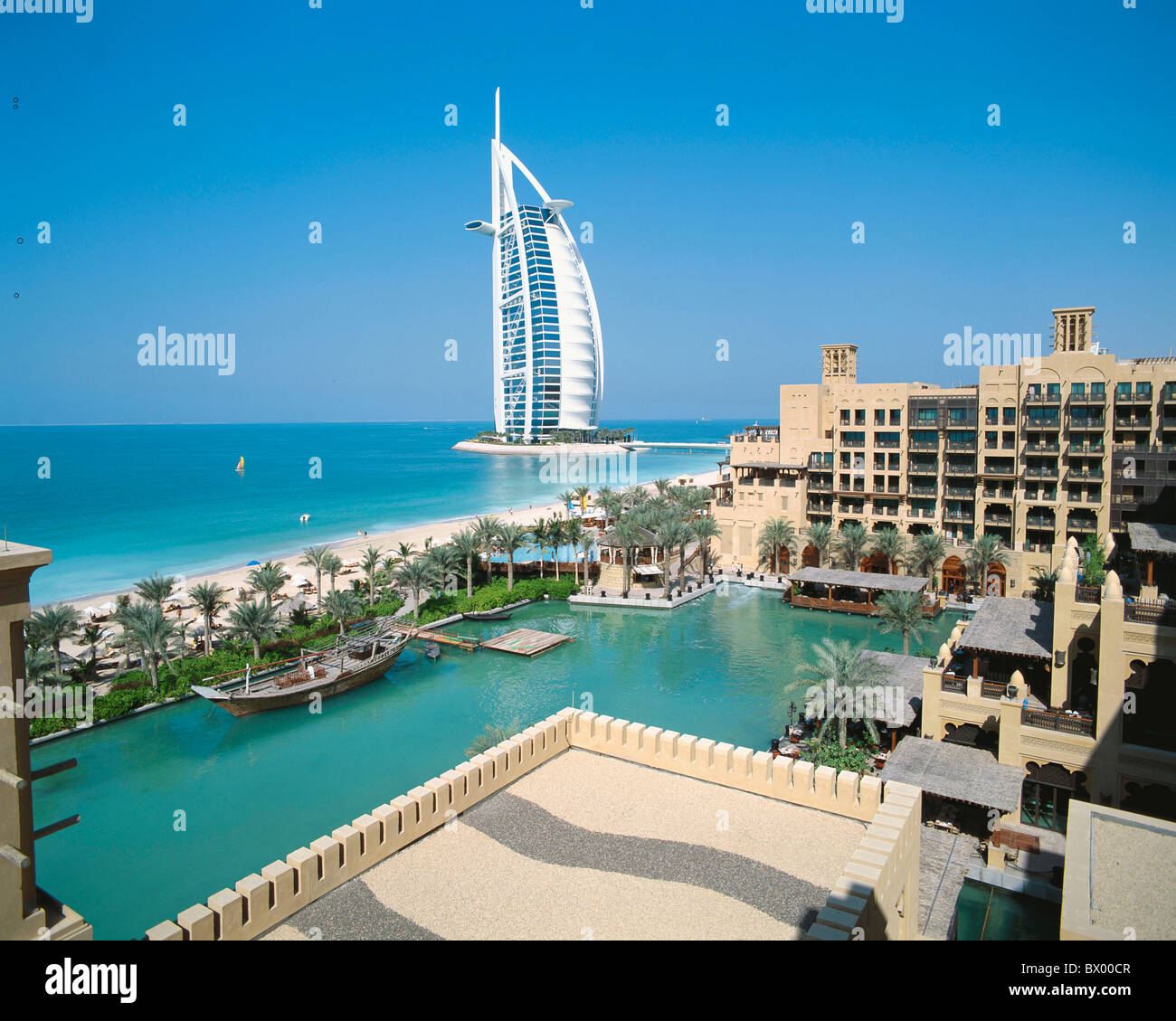Arrangements-Gehäuse Architektur Burj Al Arab Garten Wohnblock High-Rise Gebäude Hotel Küste lux Stockfoto