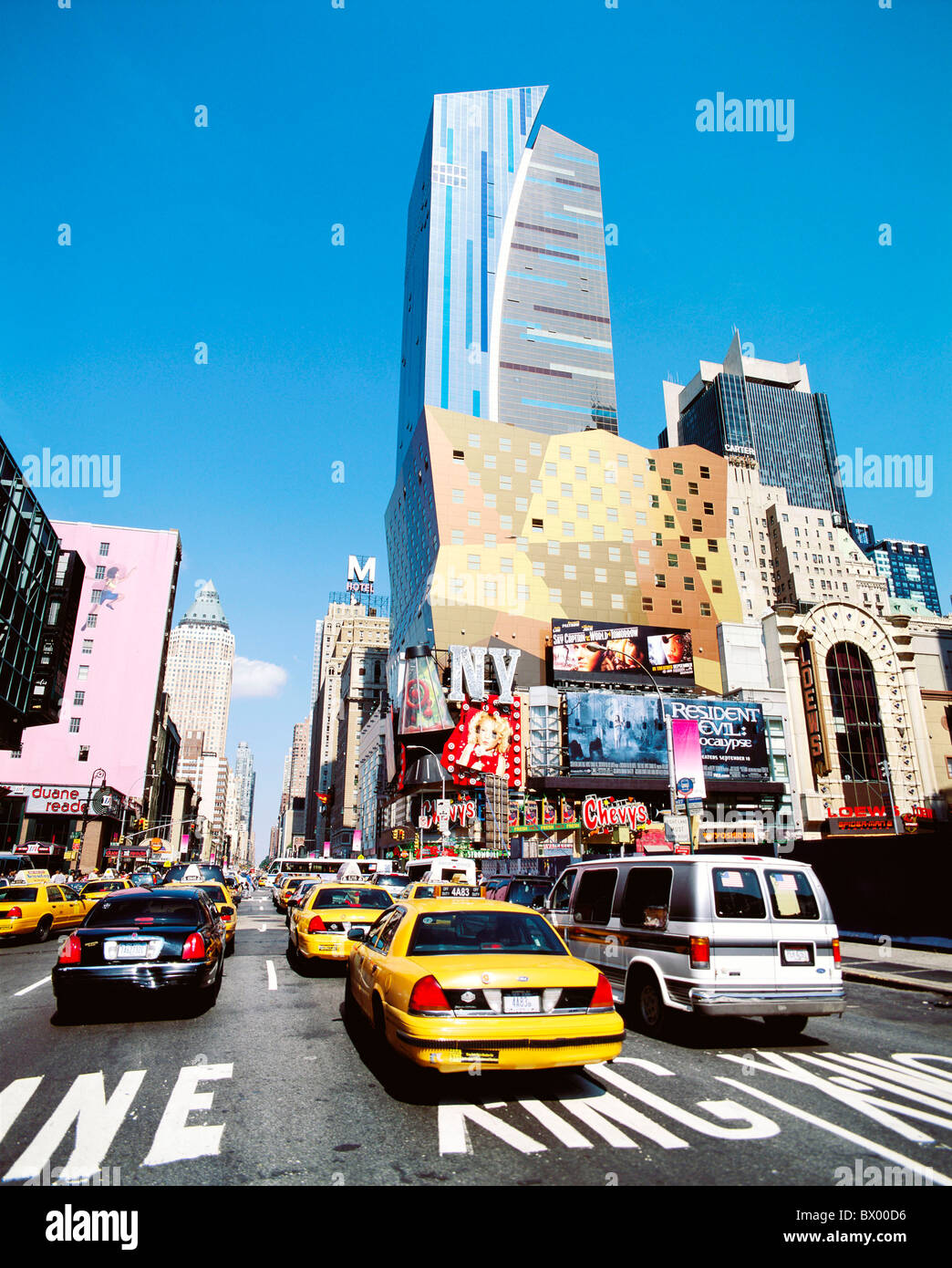 Eighth Avenue New York Stadt Stadt Straße taxis Times Square USA Nordamerika Wolkenkratzer b Stockfoto
