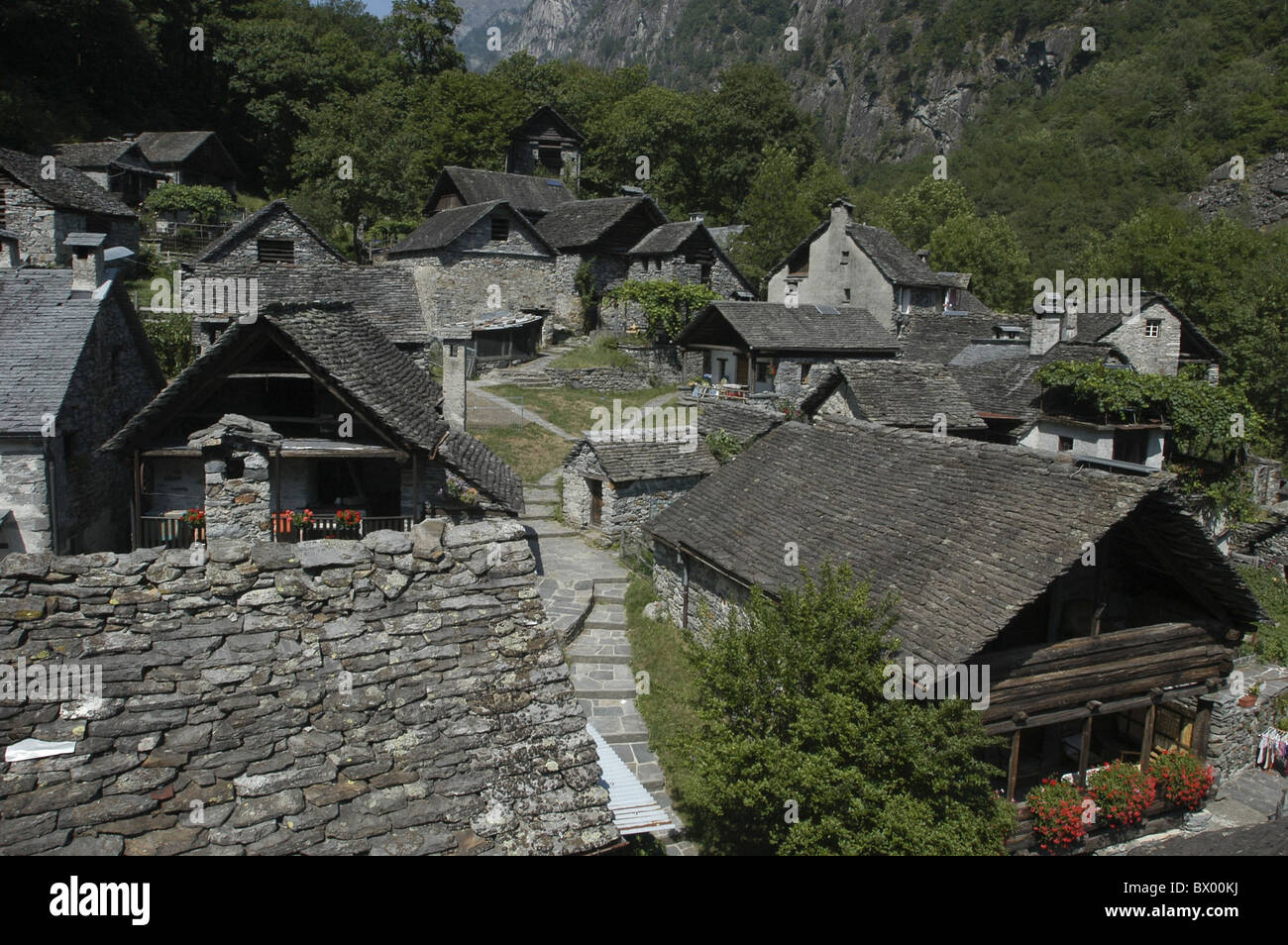 Tessiner Steinhäuser Stockfotos & Tessiner Steinhäuser Bilder - Alamy
