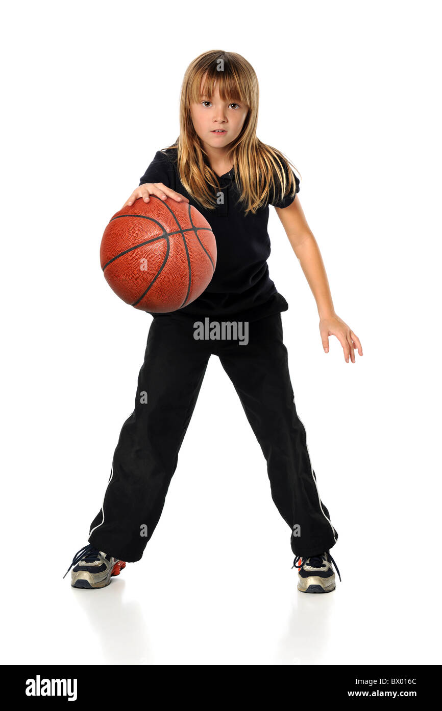 Junges Mädchen beim Basketball isoliert auf weißem Hintergrund Stockfoto