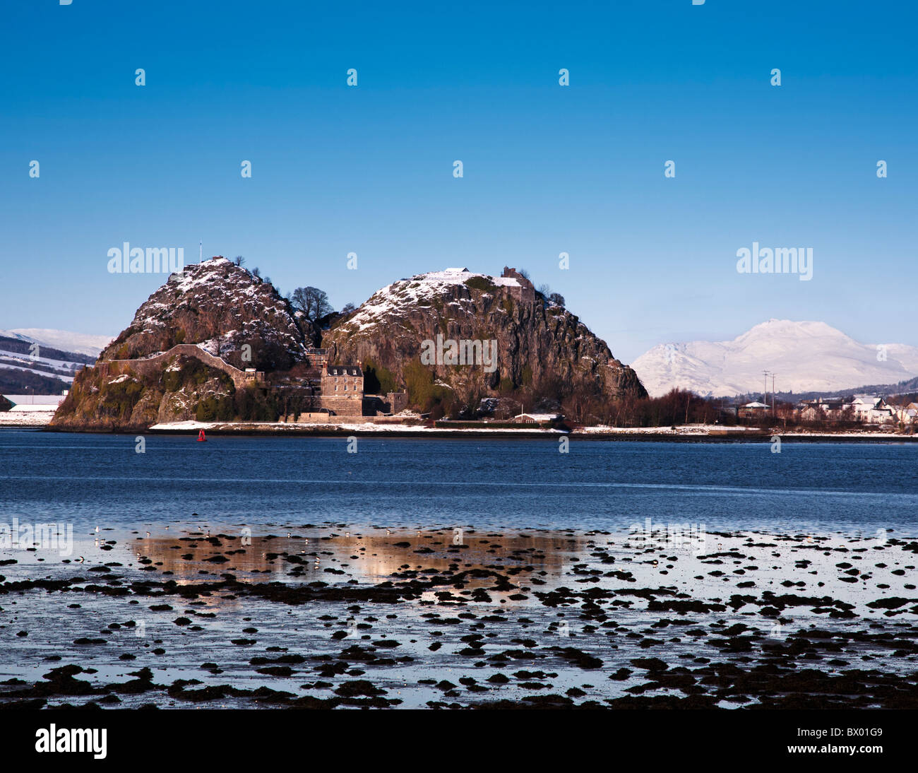 Dumbarton Rock und den Fluss Clyde aus West Ferry im Winter, Schottland. Stockfoto