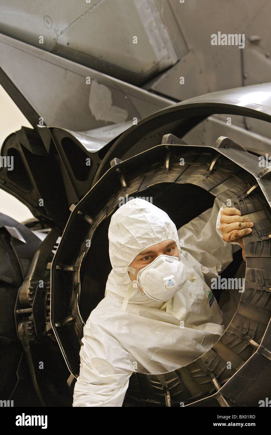Mechaniker, die Überprüfung eines Jet-Engine, Mazar-e Sharif, Afghanistan Stockfoto