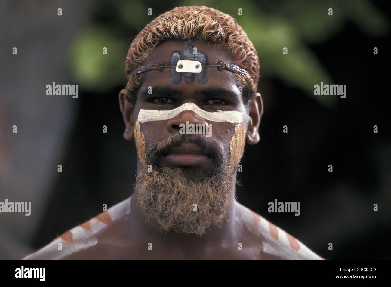 Australien Cairns Queensland Tjapuki Aboriginal Cultural Park Aborigine-Mann gemalt Kultur kein Model-release Stockfoto