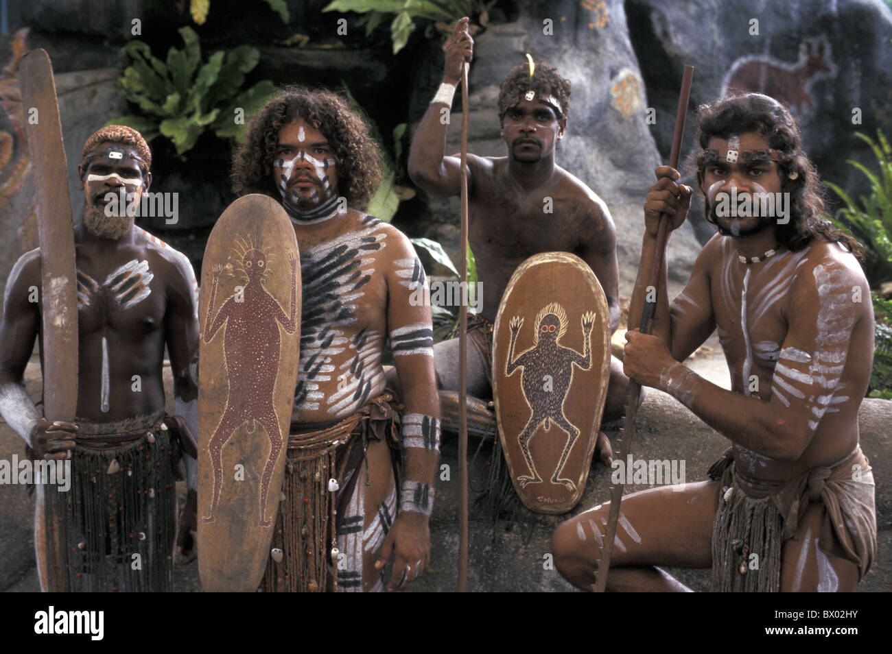 Australien Cairns Queensland Tjapuki Aboriginal Cultural Park Waffen Aborigine gemalt Gruppe Männer Eingeborenen c Stockfoto