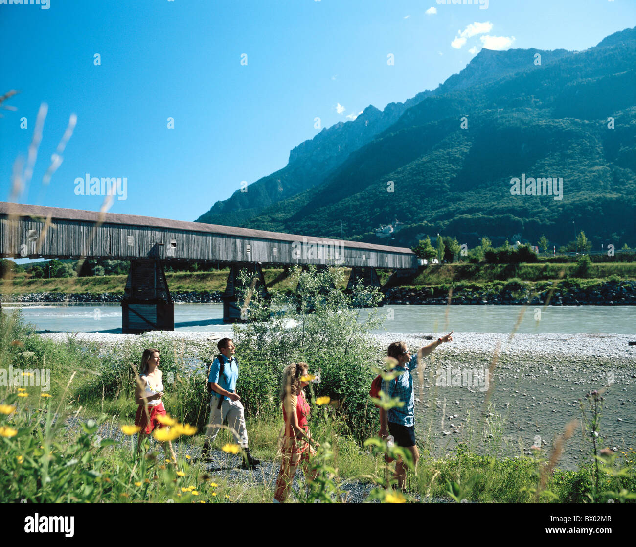 in der Nähe von Vaduz Berge Blumen Fluss Fluss Gruppe Holzbrücke Liechtenstein Rhein Grenzfluss fließen Rhein Stockfoto