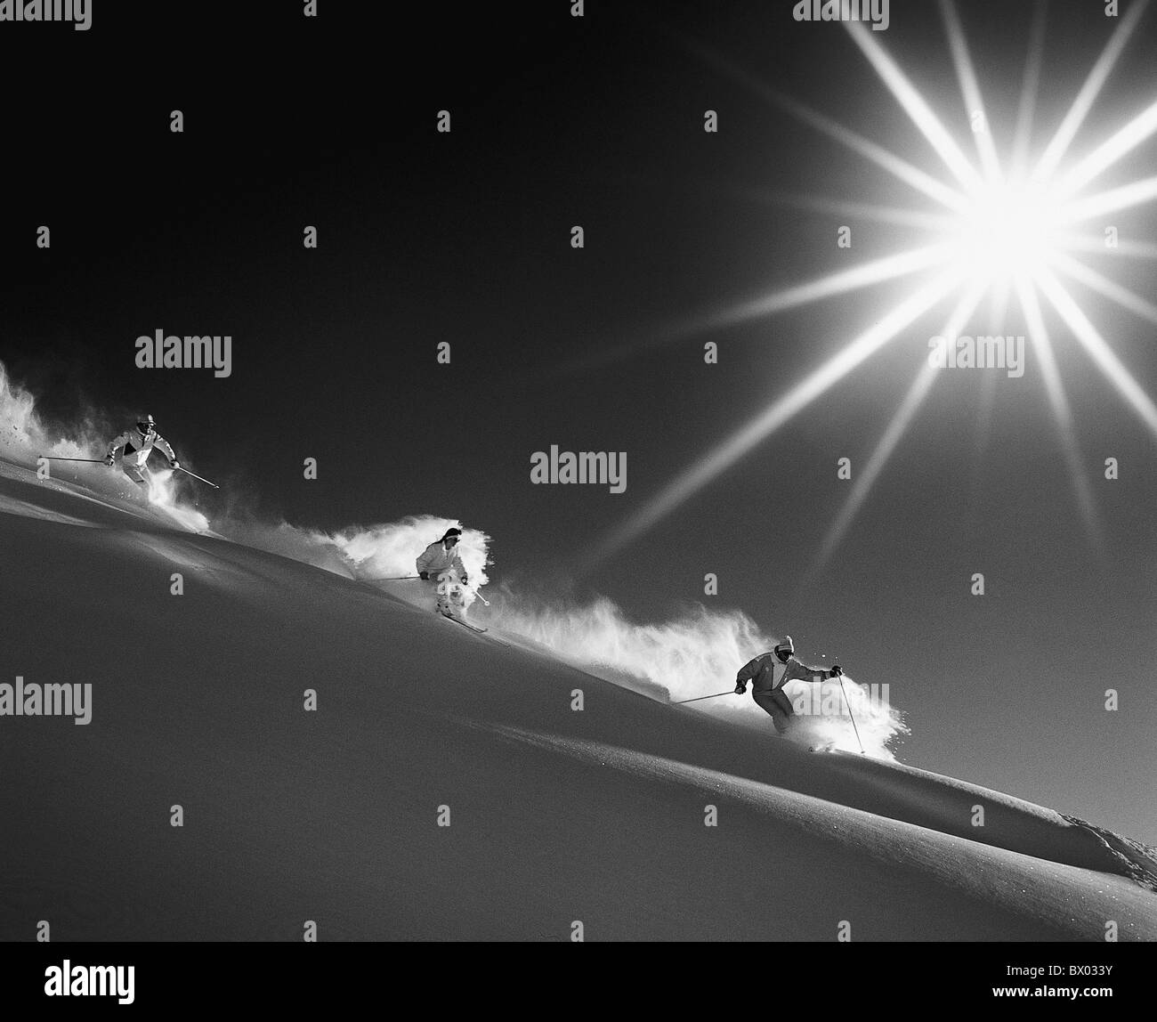 Bergen Skifahren Sonne Sport Tiefschnee Tiefschnee Dri ski Carving Ski Gruppe Monochrom Schnee schwarz / weiß Stockfoto