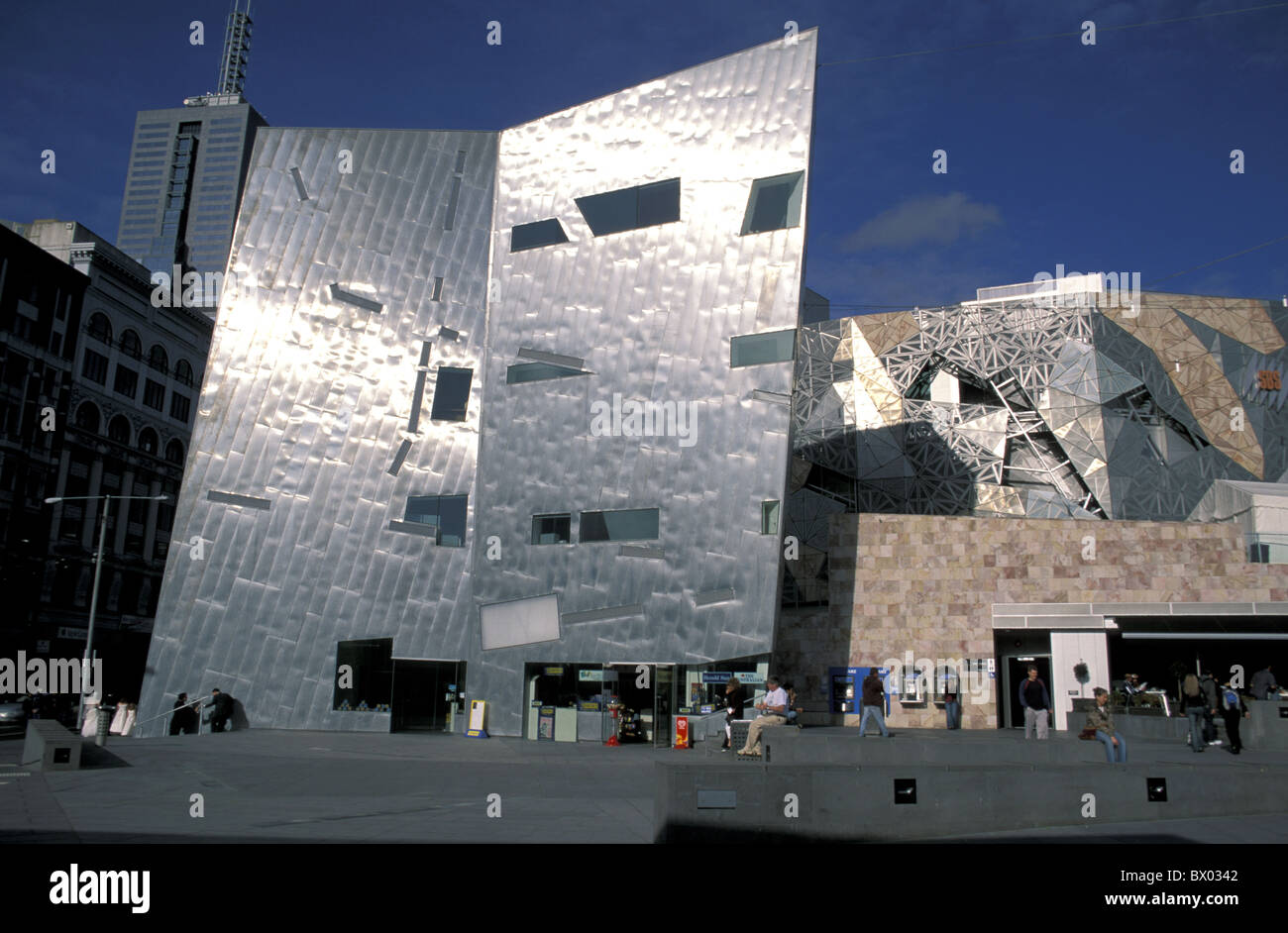 Australien Federation Square Melbourne Victoria Menschen moderne Passant Architektur Gebäude Kultur multip Stockfoto