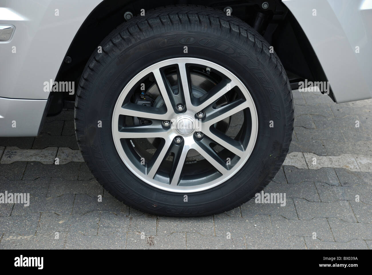 Jeep Grand Cherokee 3.0 CRD - MeineStadt 2005 (WK) - Silber Metallic - USA beliebte große Off-Road 4 x 4 Fahrzeug - Stockfoto