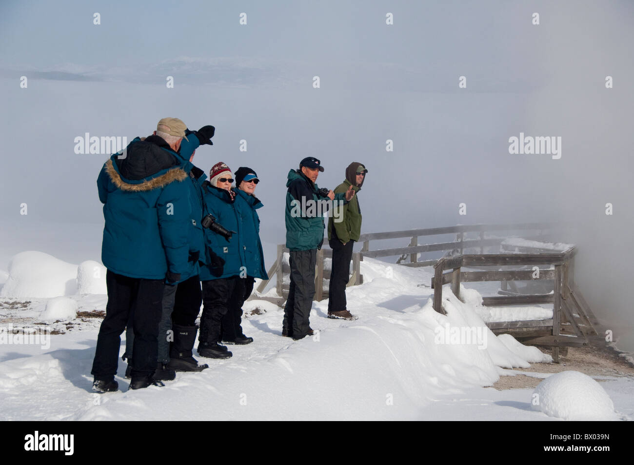 USA, Wyoming. Yellowstone-Nationalpark, West Thumb Geyser Basin. Touristen auf der Promenade im Winter. Stockfoto