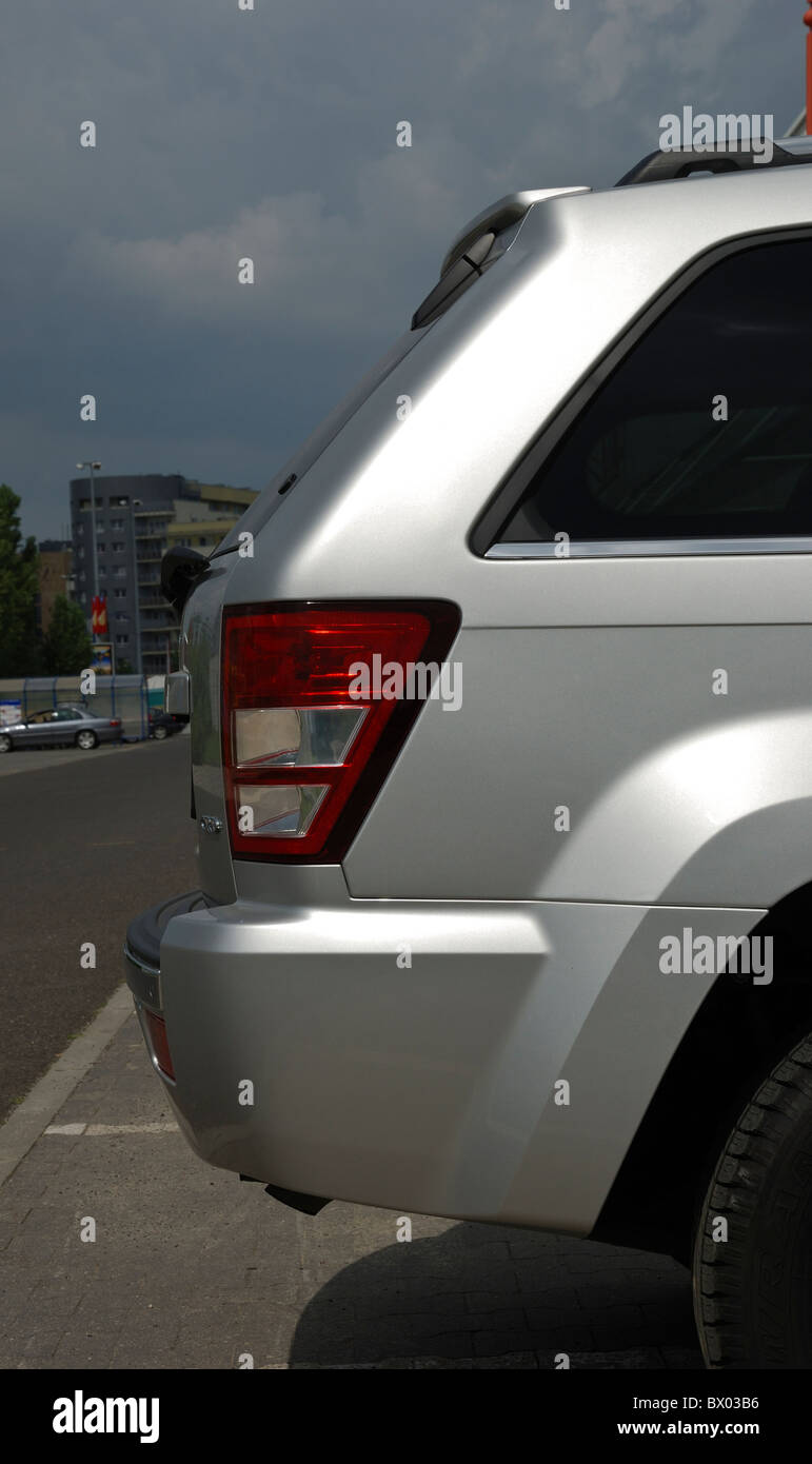 Jeep Grand Cherokee 3.0 CRD - MeineStadt 2005 (WK) - Silber Metallic - USA beliebte große Off-Road 4 x 4 Fahrzeug - Stockfoto