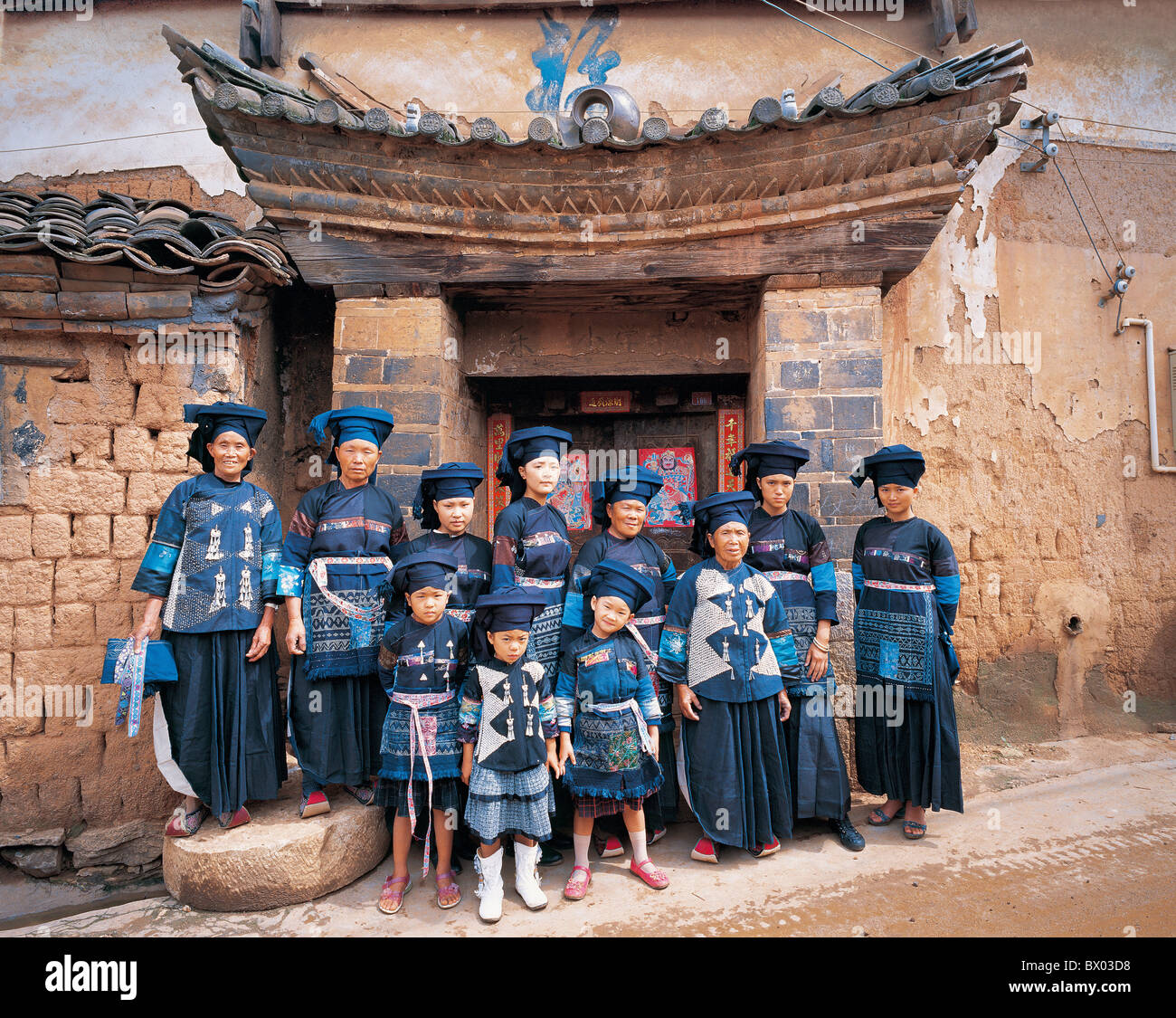 Zhuang-Frauen und Kinder in Tracht, Dashujiao Dorf, Xinzhou, Longlin, Baise, Provinz Guangxi, China Stockfoto